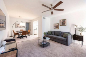 SoLa OASIS 2BR King Suite, Fully Stocked kitchen, Pool & Gym